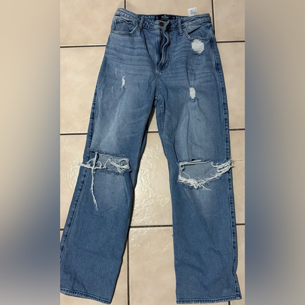 Hollister Ultra High Rise Distressed Dad Jean

W28, L31